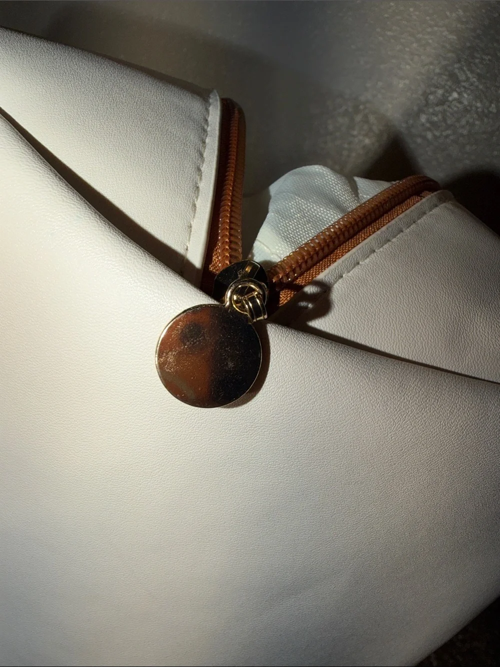 3/$15💗 White/Tan Cosmetic Pouch with Gold Zip - Rose of No Man's Land- NWOT